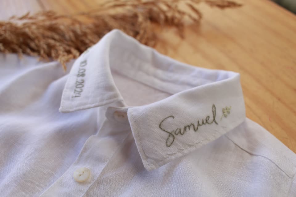 Golinha de camisa branca com o nome Samuel bordado
