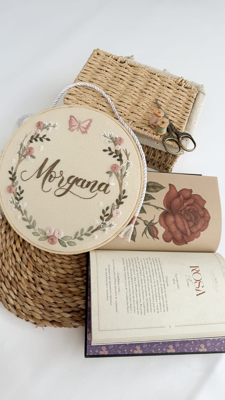 Porta-maternidade em bastidor com o nome Morgana e guirlanda de flores