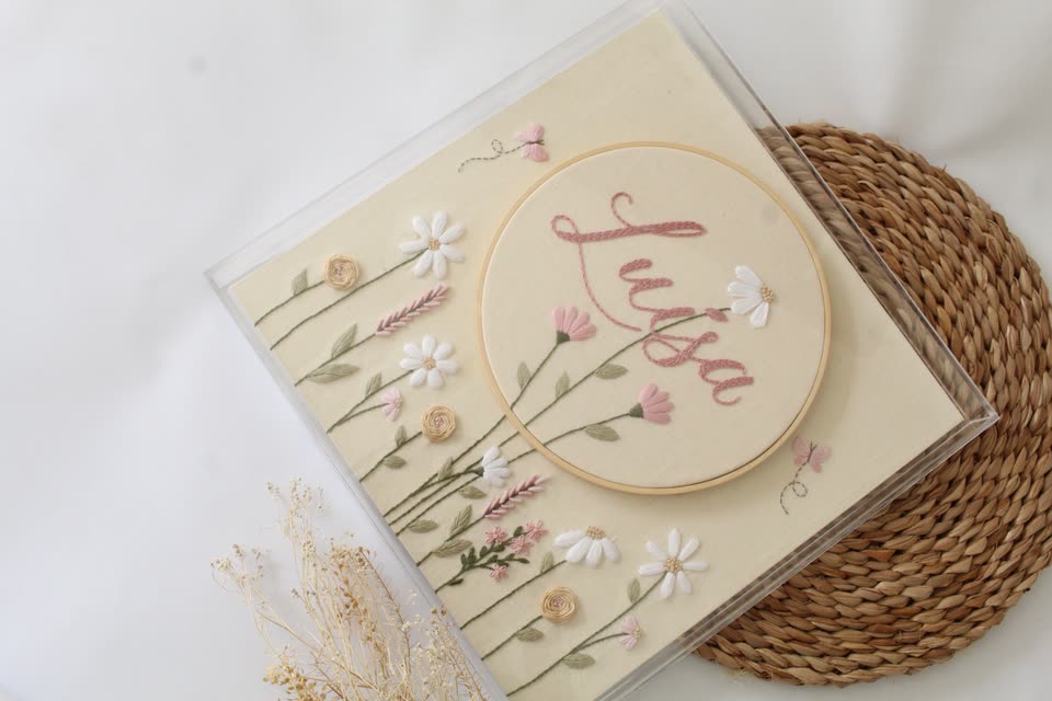 Porta-maternidade com o nome Luísa e flores do campo, em caixa de acrílico