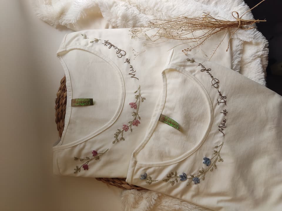 Camisetas creme com golas bordadas com flores e nomes